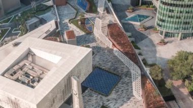 Dubai uluslararası finans merkezi gökdelenleri ile bir geçit caddesi üzerinde gezinti sabah hava zaman aralığı.