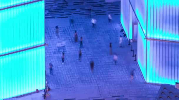 Nuevo paseo marítimo en la avenida de la puerta situada en Dubai centro financiero internacional timelapse noche aérea. — Vídeos de Stock