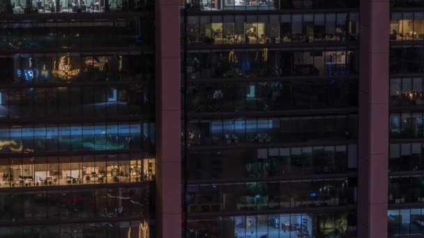 Modern ofiste büyük parlayan pencereler ve gece vakti konut binaları. — Stok video