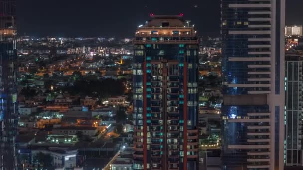 Ventanas y torres brillantes y casas de villas en un timelapse noche aérea de fondo, Dubai, Emiratos Árabes Unidos — Vídeo de stock