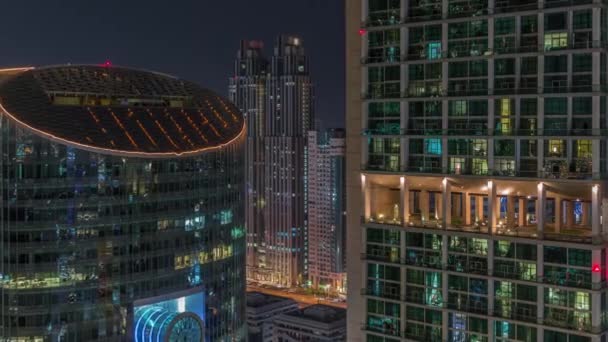Dubai arranha-céus centro financeiro internacional aéreo noite timelapse. — Vídeo de Stock