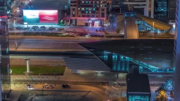 Vista aérea de la estación de metro en el distrito financiero en Sheikh Zayed carretera noche timelapse. — Vídeos de Stock