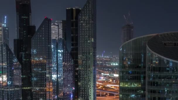 Dubai internationella finansiella centrum skyskrapor antenn hela natten timelapse. — Stockvideo