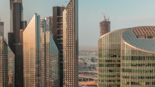 Διεθνές Οικονομικό Κέντρο Ντουμπάι ουρανοξύστες εναέρια πρωινό timelapse. — Αρχείο Βίντεο