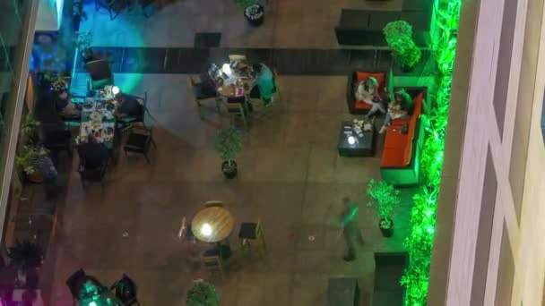 Kültéri terasz asztallal és székekkel az étteremben antenna felülnézet éjszakai időbeosztás — Stock videók