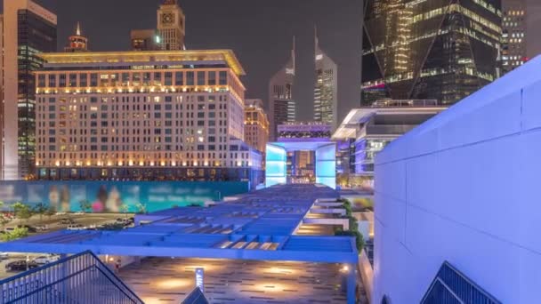 迪拜国际金融中心大门大道新的步行街夜间经过. — 图库视频影像