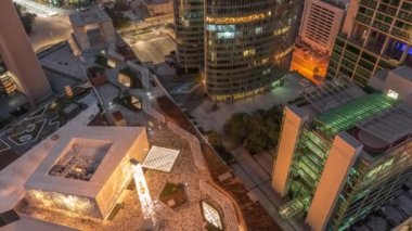 Dubai Uluslararası Finans Merkezi gökdelenleri Gece gündüz hava durumu.