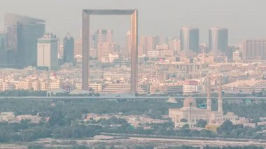 Deira ve Zabeel bölgesindeki modern gökdelenlerle Dubai şehrinin silüeti.