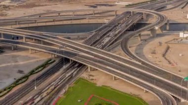 Business Bay zaman diliminde büyük bir kavşakta üstteki şehir trafiği.