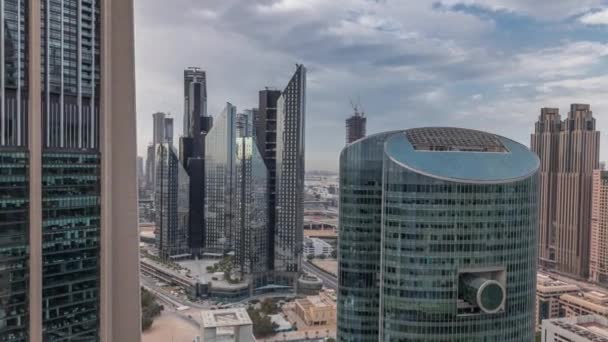 Panorama visar Dubai internationella finansiella centrum skyskrapor med strandpromenad på en grind aveny antenn timelapse. — Stockvideo