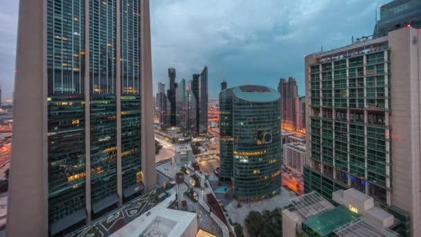 Dubaj mezinárodní finanční centrum mrakodrapy letecké noci na den timelapse. — Stock video