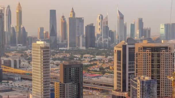 Filas de rascacielos en el distrito financiero de Dubai timelapse aéreo. — Vídeos de Stock