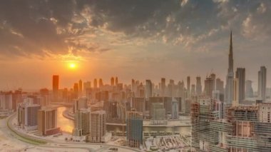 Günbatımında Dubai iş alanı kulelerinin modern mimarisi ile Skyline. Hava görünümü