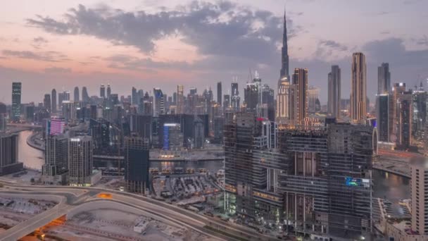 Skyline con la arquitectura moderna de Dubai torres de la bahía de negocios día a noche timelapse. Vista aérea — Vídeo de stock