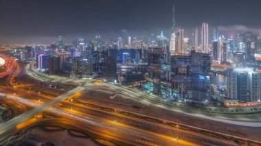 Dubai 'nin panoramik silueti. İş sahası ve şehir merkezi gece zaman çizelgesi..