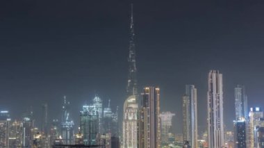 Dubai 'nin panoramik silueti. İş sahası ve şehir merkezi gece zaman çizelgesi..