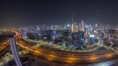 Dubai 'nin panoramik silueti. İş sahası ve şehir merkezi gece zaman çizelgesi..