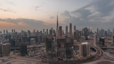 Dubai 'nin panoramik silueti iş sahasında ve şehir merkezinde günden geceye.