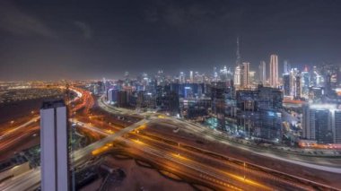 Dubai 'nin panoramik silueti. İş sahası ve şehir merkezi gece zaman çizelgesi..