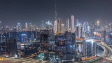 Dubai 'nin panoramik silueti. İş sahası ve şehir merkezi gece zaman çizelgesi..