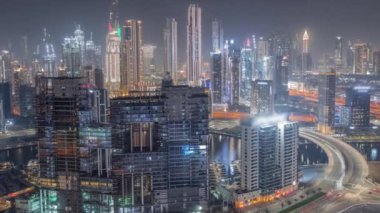 Dubai 'nin panoramik silueti. İş sahası ve şehir merkezi gece zaman çizelgesi..