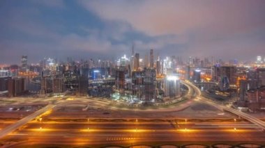 Dubai 'nin panoramik silueti, iş sahasında ve şehir merkezinde gece gündüz....