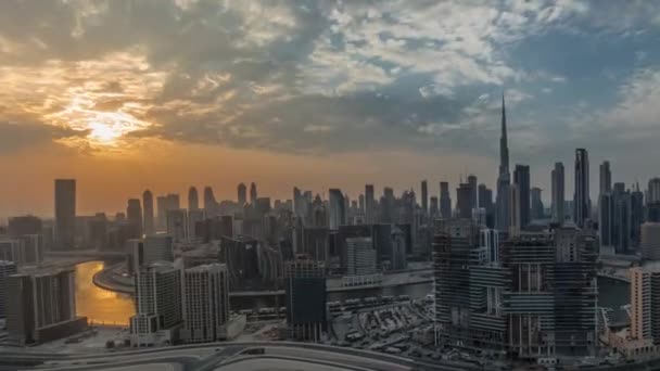 Puesta de sol sobre horizonte panorámico de Dubai con bahía de negocios y timelapse del distrito centro. — Vídeos de Stock