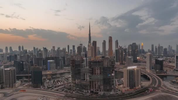 Πανοραμική ορίζοντα του Ντουμπάι με επιχειρηματικό κόλπο και downtown district μέρα με τη νύχτα timelapse. — Αρχείο Βίντεο