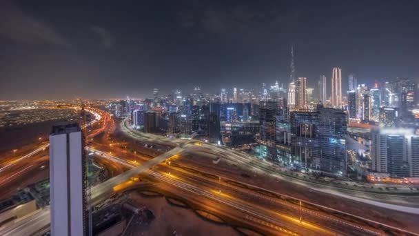 Panoramische skyline van Dubai met business bay en het centrum district nacht timelapse. — Stockvideo