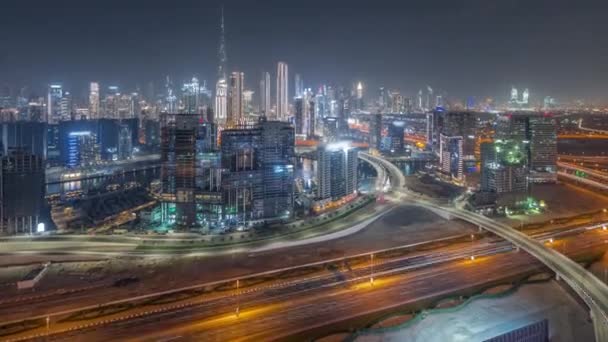 Panoramatický panorama Dubaje s obchodní zátoce a centra města okresní noc timelapse. — Stock video