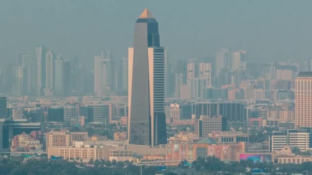 Skyline Dubaju z nowoczesnymi drapaczami chmur w Deira i Zabeel powiat powietrza timelapse — Wideo stockowe