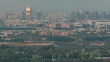 Deira ve Zabeel bölgesindeki modern gökdelenlerle Dubai şehrinin silüeti.