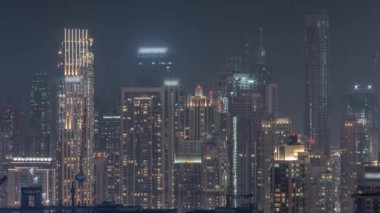 Dubai 'nin panoramik silueti. İş sahası ve şehir merkezi gece zaman çizelgesi..