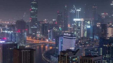 Dubai iş yeri kulelerinin modern mimarisi ile tüm gece boyunca gökyüzü. Hava görünümü