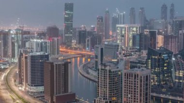 Dubai iş sahası kulelerinin modern mimarisi ile gece gündüz gökyüzü. Hava görünümü