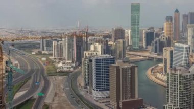 Dubai iş sahası kulelerinin modern mimarisi ile Skyline. Hava görünümü