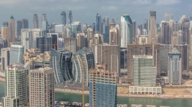 Dubai iş sahası kulelerinin modern mimarisi ile Skyline. Hava görünümü