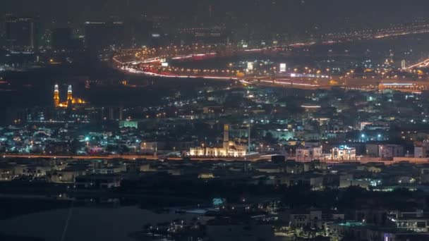 Widok z lotu ptaka na wiele domów apartamentowych w Dubaju miasta z góry nocy timelapse — Wideo stockowe