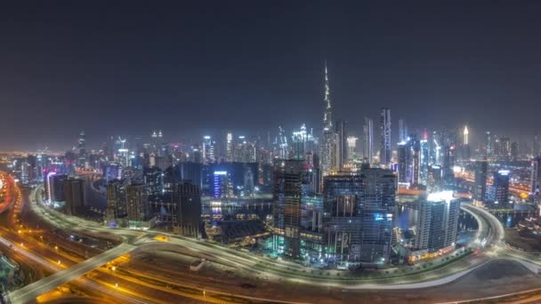 Panoramatický panorama Dubaje s obchodní zátoce a centra čtvrti po celou noc timelapse. — Stock video