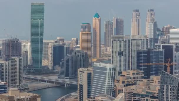 Skyline con arquitectura moderna de Dubai torres de la bahía de negocios timelapse. Vista aérea — Vídeos de Stock