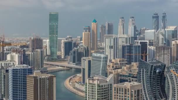Skyline avec l'architecture moderne des tours de la baie d'affaires de Dubaï timelapse. Vue aérienne — Video