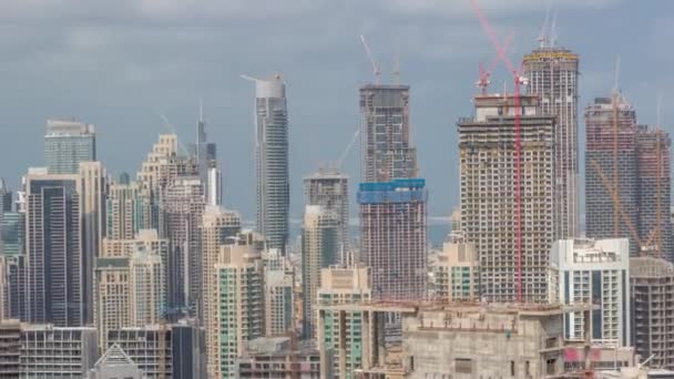 Höga flervåningshus under uppförande och kranar timelapse — Stockvideo