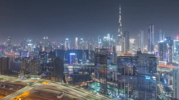 Panoramische skyline van Dubai met business bay en het centrum van de wijk de hele nacht timelapse. — Stockvideo