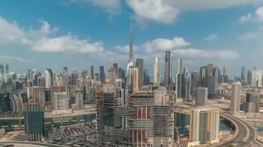 Dubai 'nin panoramik silueti iş sahası ve şehir merkezi zaman çizelgesi.