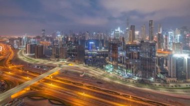 Dubai 'nin panoramik silueti, iş sahasında ve şehir merkezinde gece gündüz....