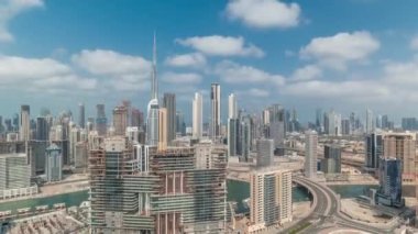 Dubai 'nin panoramik silueti iş sahası ve şehir merkezi zaman çizelgesi.