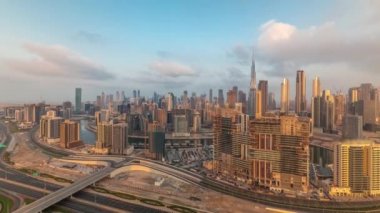 Dubai 'nin panoramik silueti. İş sahası ve şehir merkezi sabah zaman çizelgesi..