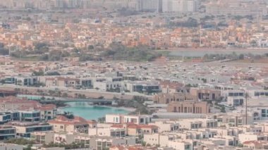 Dubai 'deki birçok apartman dairesinin havadan görüntüsü.