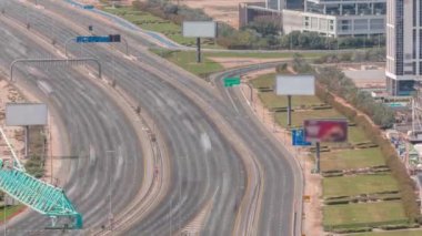 Al Khail yolunun hava görüntüsü iş sahası yakınlarındaki trafiği meşgul ediyor.