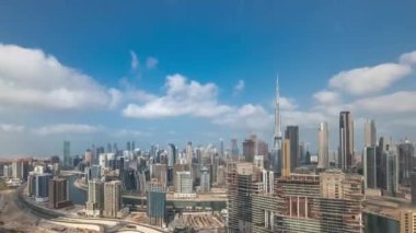 Dubai 'nin panoramik silueti iş sahası ve şehir merkezi zaman çizelgesi.